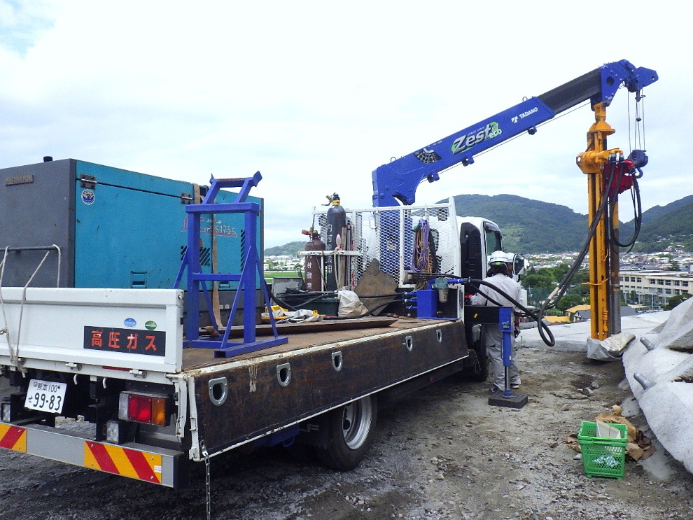 防護柵支柱岩盤削孔機