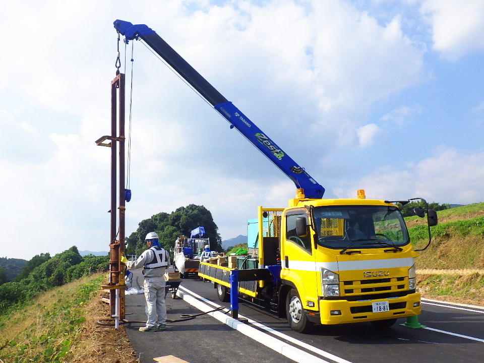空気圧モンケン式支柱打込機